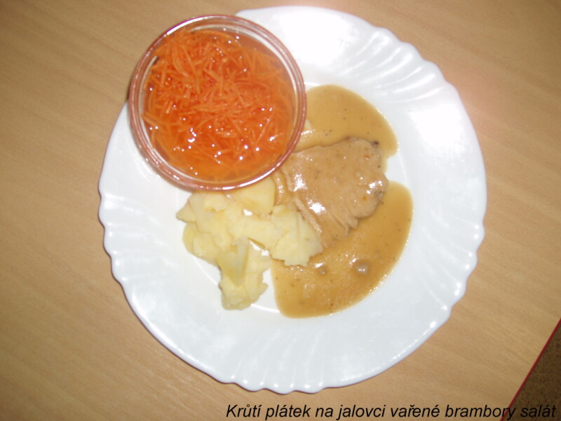Krůtí plátek na jalovci vařené brambory salát